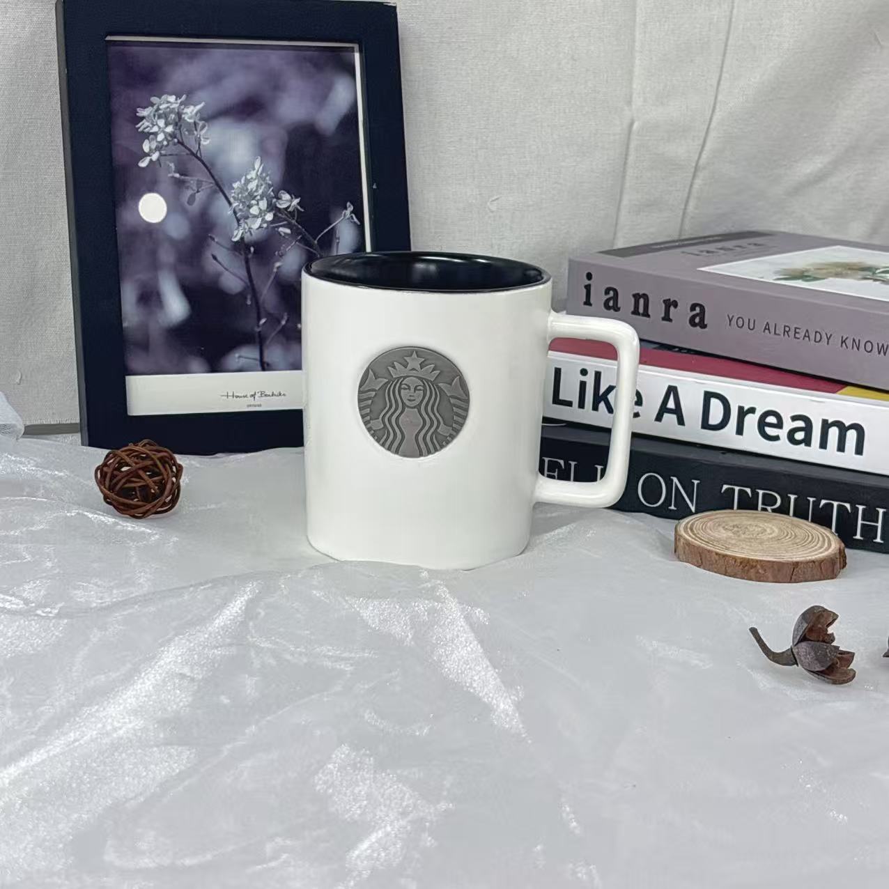 Starbucks 450ml Black and Whit - đánh giá và giá Resin Art Logo