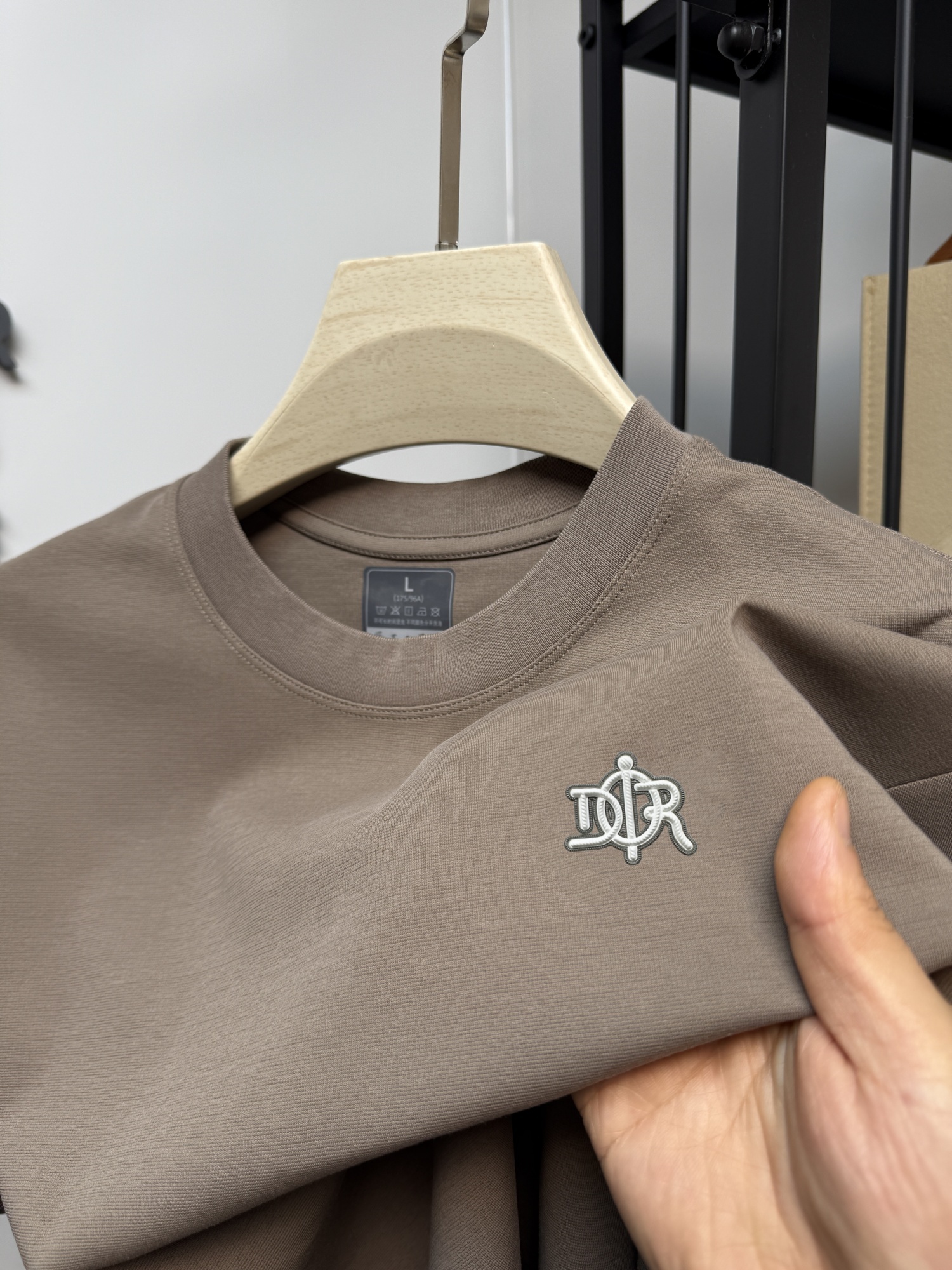 Men's Summer Round Neck T-Shir - đánh giá và giá Resin Art Logo
